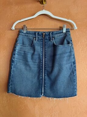 Good American Denim Mini Skirt 4/27 Front Zip Raw Hem High Rise Blue Jean Skirt